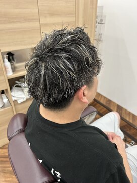 ヒカリ バイ イサミ 西川口(Hikari by ISAMI) ジェットモヒカン/ハイライト/ツイストパーマ〈理容室〉西川口