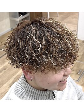 ヘアアンドフェイス ルースト(hair&face ROOST) MEN’S HAIR/サーフカール/刈り上げセンターパート/円町