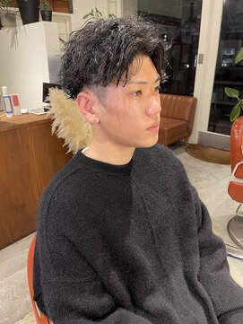 コンビネーション(combination) 波巻きパーマセンター分け刈り上げツイストスパイラルマッシュ