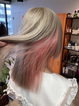 コワファーストナガサキシャンプーボーイ(COIFF1RST NAGASAKI SHAMPOO BOY) インナーカラー ホワイトベージュ×ペールピンク