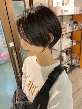 コワファーストナガサキシャンプーボーイ(COIFF1RST NAGASAKI SHAMPOO BOY) 大人可愛い20代30代40代黒髪前下がりショートボブ丸みショート◎