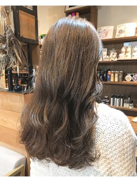 ヘアデザイン ソラ(Sola) 柔らかアッシュベージュ 無造作ウェーブロング