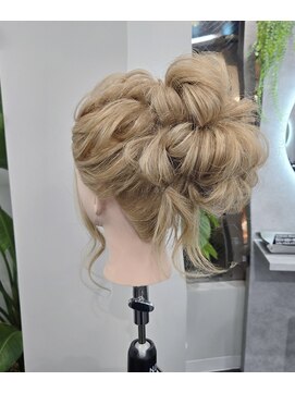 コアブラン 原宿 明治神宮前(CORE blanc) ヘアセット/パーティセット/お団子ヘア /高めルーズアップ