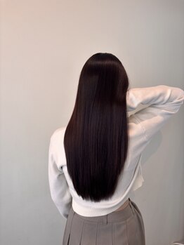 ヘアサロン エン(hair salon en.)の写真/独自の調合でかつてない髪質改善×ダメージレス。縮毛矯正と思えない柔らかい手触りで思わず触れたくなる。