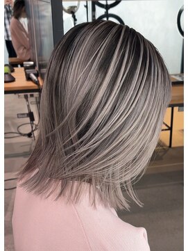 サロウィン 下北沢(SALOWIN) コントラスト強めなグレーシルバーのシャドールーツ