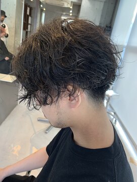 フィフス(fifth) トランクスヘア風センターパート スパイラルパーマかき上げヘア