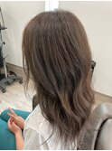 ニュアンスグレージュカラー大人可愛いゆるふわカールアレンジ