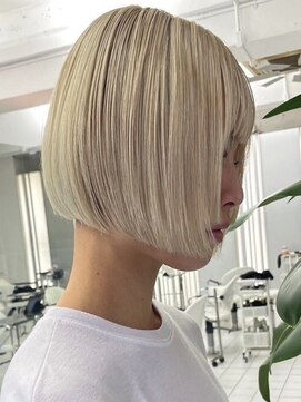 ヘッズ 市川(HEADS ex) ダブルカラーミルクティーベージュインナーカラーショートボブ