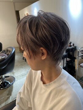 ビハインドザカーテン(BEHIND THE CURTAIN) ハイトーン×ショートレイヤー×くせ毛カット