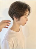 大人可愛いセンターパートハンサムショート