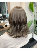 外ハネミディ×明るめアッシュグレー