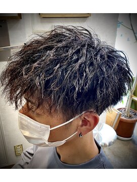 ヌーバイアンドライフ(NU. by and life) ツイストスパイラルパーマ[グレージュカラー/アッシュブラック]