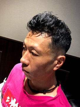 エヌドットバーバー ヒロオ(N.BARBER HIROO) スペインカールや自前のくせ毛と調和する王道スキンフェード☆