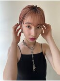 コーラルピンクのショートで個性豊かにコケティッシュに