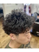 《無造作にキメる　ラフパーマ》　作り込みすぎない大人ショートスタイル