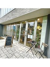 お車でお越しの方は、お近くのコインパーキングにお願い致します。