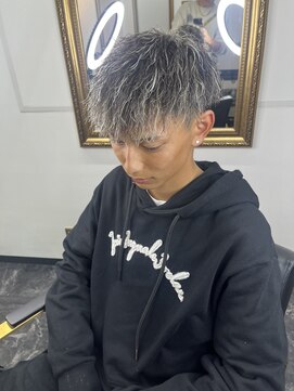 ブルーオーシャン 久留米店(BlueOcean) 前下がりホワイトツイストパーマ