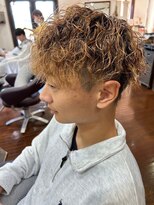 美容室 メザミー MESAMIES ツーブロックハイトーンツイストスパイラルパーマ