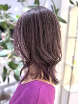 ステア ケース(stair case)&nbsp;固まって生えている白髪をローライトで間引き 酸性カラー