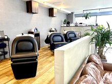 こだわりのフルフラットのシャンプー台。