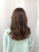 カミエ(kamie)&nbsp;セミロングのグレージュ×透明感のある大人っぽい仕上がり