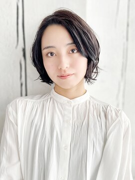 ビアンコドゥーエ(bianco due) かきあげバングのミックスカールショート