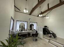 コームヘア(ko-mu hair)の雰囲気(モノトーン基調のシンプルモダンな店内です◎)