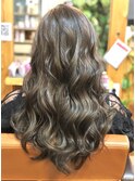 ブルーグレージュ×外国人風スパイラルウェーブ