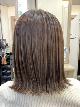 アルターリール(aL ter Rire) アッシュベージュ×外ハネミディ/中村郁未