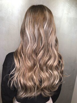 ピエス201(piece201) ハイライト×無造作ウェーブで立体感のある外国人風スタイル