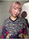 ピンクベージュのラフな質感のレイヤーボブ