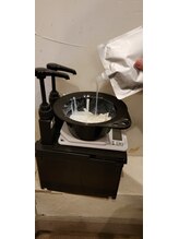 カラー剤に髪質改善の素を入れます