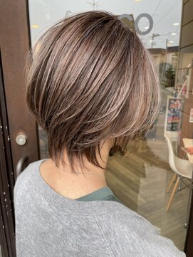 ヘア メイク ココ(hair make coco) 【スロウ】 モノトーン×ホワイト★くびれショート