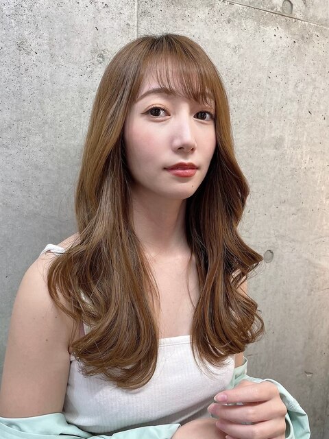 韓国レイヤーで美髪ロング　シースルー前髪　ゆる巻きスタイル