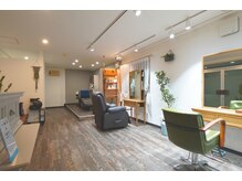 ミルテヘア(Myrte hair)の雰囲気（シックで広々とした店内）