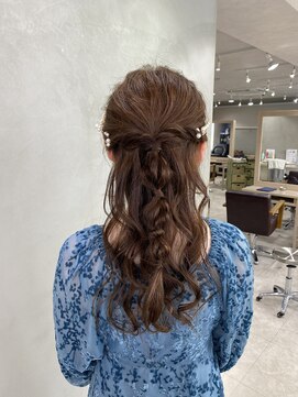 メゾンドムニ 恵比寿(Maison de MUNi) 個性派ハーフアップ