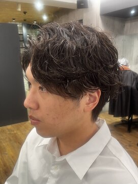 エリマ 横浜西口(elima) 大人メンズセンターパートフェザーショートニュアンスパーマ緩め