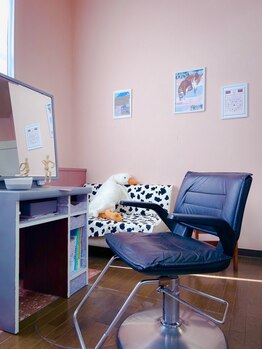 ラクーン バイ 朝日理容室(RacCoON by 朝日理容室)の写真/【9時～19時まで営業】サロンが苦手な方にもおすすめ！落ち着いた雰囲気の店内です＊何でも相談しやすい◎
