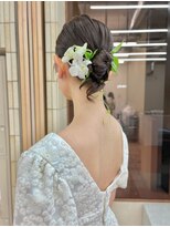 20代30代大人可愛い◎グレージュ上品シニヨン生花アレンジ