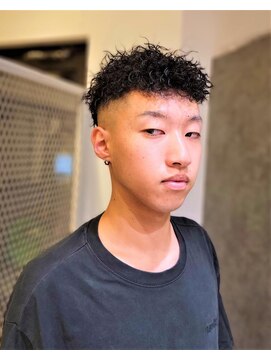 クオンヒール(QUON HEAL) 刈り上げセンターパートフェザーパーマサーフカールu