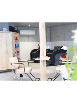 ♪幅広い世代が通いやすいサロン♪木目をテーマに柔らかい雰囲気が流れる店内です！