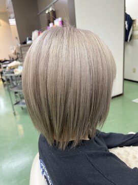 ゼロ(Zero) 大人可愛い小顔ベージュレイヤーボブ20代30代40代