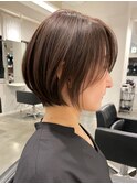 横浜西口白髪染めショートヘアタッセルボブミルクティーベージュ