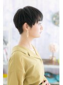 クールフェミニンな表情…黒髪ベリーショート