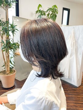 アトリエアルシュ(atelier ARCHE) ひし形シルエットの外ハネウルフミディアム