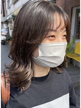 ヨナサン(Yona Saint) 外ハネミディアムスタイル。