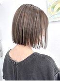 白髪ぼかし×パツッとストレートボブ