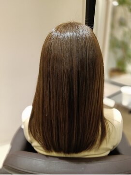 アンベリールフルー(EMBELLIR fleur) モカグレージュカラーのロングレイヤースタイル