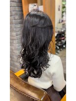 ロベルシ(ROVERSI) レイヤーがたっぷり入ったコテ巻き風デジタルパーマ