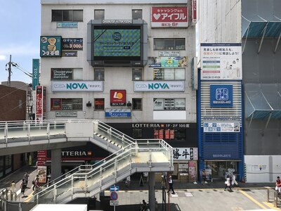小倉駅徒歩１分！ロッテリアが一階のビル３階です。